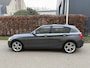 BMW 1-Serie 114i Business+ / SPORT / LEER / SCHUIFDAK / NAVI / STOELVERWARMING