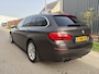 BMW 5-Serie Touring 528xi High Executive / AUTOMAAT / PANORAMADAK/ HEAD UP / SOFTCLOSE / 156dkm!