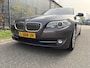 BMW 5-Serie Touring 528xi High Executive / AUTOMAAT / PANORAMADAK/ HEAD UP / SOFTCLOSE / 156dkm!