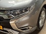 Mitsubishi Outlander 2.4 PHEV Deluxe 225Pk Automaat (SCHUIFDAK, GROOT NAVI, LEDER, ZWART HEMEL, 360 CAMERA, GETINT GLAS, SPORTSTOELEN, ADAPTIVE CRUISE, STUUR/STOELVERWARMING, NIEUWE APK, NIEUWSTAAT)