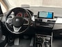 BMW 2-Serie Active Tourer 218i High Executive Automaat (GROOT NAVI, HEAD-UP DISPLAY, CLIMATE, LEDER, STOELVERWARMING, CAMERA, SPORTSTOELEN, GETINT GLAS, CRUISE, NIEUWE APK, NIEUWSTAAT)