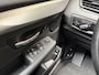 BMW 2-Serie Active Tourer 218i High Executive Automaat (GROOT NAVI, HEAD-UP DISPLAY, CLIMATE, LEDER, STOELVERWARMING, CAMERA, SPORTSTOELEN, GETINT GLAS, CRUISE, NIEUWE APK, NIEUWSTAAT)