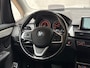 BMW 2-Serie Active Tourer 218i High Executive Automaat (GROOT NAVI, HEAD-UP DISPLAY, CLIMATE, LEDER, STOELVERWARMING, CAMERA, SPORTSTOELEN, GETINT GLAS, CRUISE, NIEUWE APK, NIEUWSTAAT)
