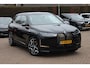 BMW iX xDrive50 High Executive 112 kWh / SOH 97,2% / Trekhaak / Panoramadak / Camera / Leder / 22'' / Luchtvering / Softclose / Harman Kardon / Apple CarPlay / Stoelverwarming / DAB / Dodehoek / ACC