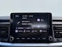 Kia Stonic 1.0 T-GDi MHEV DynamicLine 6-bak 112PK | Trekhaak | Luxe Stof | Glans Exterieur | Achteruitrijcamera + Sensor Achter | Airco | Adaptieve Cruise Control | Start/Stop | ESP | AEB | ASR | ABS | Rijstrook correctie | Bluetooth | LED | 15" LMV