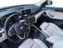 BMW X1 sDrive18i High Executive | Achteruitrijcamera | Lederen bekleding | Head Up Display | Stoelverwarming | Elektr. Achterklep | 12 maanden garantie! |