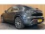Porsche Macan 4 100 kWh|100%SOH|ACC|VULKANGRAU|VOLLEDER|MEMORY|CAMERA|CARPLAY|STOELVERWARMING|21INCH|NAP|NL|INCL.BTW|1e EIGENAAR|