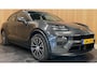 Porsche Macan 4 100 kWh|100%SOH|ACC|VULKANGRAU|VOLLEDER|MEMORY|CAMERA|CARPLAY|STOELVERWARMING|21INCH|NAP|NL|INCL.BTW|1e EIGENAAR|
