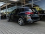 BMW X5 xDrive50e | M-SPORT PRO | 21 INCH | SOFTCLOSE | STOELVENTILATIE | HEAD-UP | HARMAN KARDON | ICONIC GLOW GRILL | SKYLOUNGE PANORAMA/SCHUIF-KANTELDAK | CARBONSCHWARZ | SHADOWLINE | DRIVING ASSISTANT PROF | TRAVEL PAKKET | COMFORT PAKKET + | INNOVATIE PAKKET |