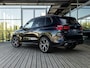 BMW X5 xDrive50e | M-SPORT PRO | 21 INCH | SOFTCLOSE | STOELVENTILATIE | HEAD-UP | HARMAN KARDON | ICONIC GLOW GRILL | SKYLOUNGE PANORAMA/SCHUIF-KANTELDAK | CARBONSCHWARZ | SHADOWLINE | DRIVING ASSISTANT PROF | TRAVEL PAKKET | COMFORT PAKKET + | INNOVATIE PAKKET |