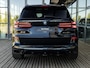 BMW X5 xDrive50e | M-SPORT PRO | 21 INCH | SOFTCLOSE | STOELVENTILATIE | HEAD-UP | HARMAN KARDON | ICONIC GLOW GRILL | SKYLOUNGE PANORAMA/SCHUIF-KANTELDAK | CARBONSCHWARZ | SHADOWLINE | DRIVING ASSISTANT PROF | TRAVEL PAKKET | COMFORT PAKKET + | INNOVATIE PAKKET |