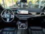 BMW X5 xDrive50e | M-SPORT PRO | 21 INCH | SOFTCLOSE | STOELVENTILATIE | HEAD-UP | HARMAN KARDON | ICONIC GLOW GRILL | SKYLOUNGE PANORAMA/SCHUIF-KANTELDAK | CARBONSCHWARZ | SHADOWLINE | DRIVING ASSISTANT PROF | TRAVEL PAKKET | COMFORT PAKKET + | INNOVATIE PAKKET |