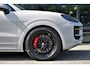 Porsche Cayenne 3.0 S E-Hybrid SportDesign 520pk Krijt Pano SoftClose Trekhaak Head-up InnoDrive Keyless 360-camera Bose