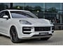 Porsche Cayenne 3.0 S E-Hybrid SportDesign 520pk Krijt Pano SoftClose Trekhaak Head-up InnoDrive Keyless 360-camera Bose