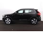 Volvo XC40 B4 Plus Dark - IntelliSafe Assist & Surround - Harman/Kardon audio - Parkeercamera achter - Verwarmde voorstoelen & stuur - Parkeersensoren voor & achter - Elektr. bedienb. voorstoelen met geheugen links - Draadloze tel. lader - Elektr. inklapbare trekhaak - 19' LMV