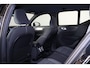 Volvo XC40 B4 Plus Dark - IntelliSafe Assist & Surround - Harman/Kardon audio - Parkeercamera achter - Verwarmde voorstoelen & stuur - Parkeersensoren voor & achter - Elektr. bedienb. voorstoelen met geheugen links - Draadloze tel. lader - Elektr. inklapbare trekhaak - 19' LMV