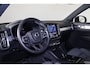 Volvo XC40 B4 Plus Dark - IntelliSafe Assist & Surround - Harman/Kardon audio - Parkeercamera achter - Verwarmde voorstoelen & stuur - Parkeersensoren voor & achter - Elektr. bedienb. voorstoelen met geheugen links - Draadloze tel. lader - Elektr. inklapbare trekhaak - 19' LMV