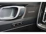 Volvo XC40 B4 Plus Dark - IntelliSafe Assist & Surround - Harman/Kardon audio - Parkeercamera achter - Verwarmde voorstoelen & stuur - Parkeersensoren voor & achter - Elektr. bedienb. voorstoelen met geheugen links - Draadloze tel. lader - Elektr. inklapbare trekhaak - 19' LMV