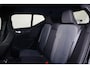Volvo XC40 B4 Plus Dark - IntelliSafe Assist & Surround - Harman/Kardon audio - Parkeercamera achter - Verwarmde voorstoelen & stuur - Parkeersensoren voor & achter - Elektr. bedienb. voorstoelen met geheugen links - Draadloze tel. lader - Elektr. inklapbare trekhaak - 19' LMV