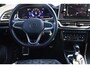 Volkswagen T-Roc 1.5 TSI R-Line Afneembare trekhaak Digital cockpit, R-Line in- en exterieur, achteruitrijcamera, navigatie, spiegel pakket, park assist, light assist, LED plus, adaptieve cruise control (acc), licht & regensensor, climatronic, draadloos Apple Carplay / Android Auto, sport comfort stoelen, ambiente verlichting, 17" 'Valencia' LMV