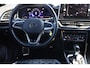 Volkswagen T-Roc 1.5 TSI R-Line Afneembare trekhaak Digital cockpit, R-Line in- en exterieur, achteruitrijcamera, navigatie, spiegel pakket, park assist, light assist, LED plus, adaptieve cruise control (acc), licht & regensensor, climatronic, draadloos Apple Carplay / Android Auto, sport comfort stoelen, ambiente verlichting, 17" 'Valencia' LMV