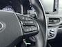 Hyundai i10 1.0 COMFORT | TWO TONE | NAVI via APPLE CAR PLAY & ANDROID AUTO | AIRCO | CRUISE | BLUETOOTH | ELEKTRISCHE RAMEN | CENTRALE DEURVERGRENDELING OP AFSTANDBED. |