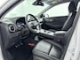 Hyundai Kona Electric EV PREMIUM 64 kWh | 3- FASE | NAVI | CLIMA | ADAPT. CRUISE | CAMERA | HUD | LEDER | STUUR- & STOELVERWARMING | WARMTEPOMP | PRIVACY GLASS | WLTP 481 KM! |