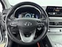 Hyundai Kona Electric EV PREMIUM 64 kWh | 3- FASE | NAVI | CLIMA | ADAPT. CRUISE | CAMERA | HUD | LEDER | STUUR- & STOELVERWARMING | WARMTEPOMP | PRIVACY GLASS | WLTP 481 KM! |