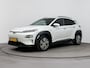 Hyundai Kona Electric EV PREMIUM 64 kWh | 3- FASE | NAVI | CLIMA | ADAPT. CRUISE | CAMERA | HUD | LEDER | STUUR- & STOELVERWARMING | WARMTEPOMP | PRIVACY GLASS | WLTP 481 KM! |