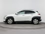 Hyundai Kona Electric EV PREMIUM 64 kWh | 3- FASE | NAVI | CLIMA | ADAPT. CRUISE | CAMERA | HUD | LEDER | STUUR- & STOELVERWARMING | WARMTEPOMP | PRIVACY GLASS | WLTP 481 KM! |