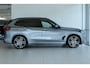 BMW X5 xDrive50e M-Sport Pro ''OP AFSPRAAK'' | Adapt. Cruise | Competition Stoelen | Carbon | Massage | Softclose | 4-wielsturing | Trekhaak | Pano | Harman & Kardon | HUD