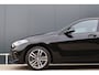 BMW 1-Serie 116i Sportline Automaat | Adaptieve Cruise Control | Live Cockpit | Sportstoelen | Half Leer | Apple Carplay / Android Auto | Parkeersensoren | Sport Line