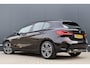 BMW 1-Serie 116i Sportline Automaat | Adaptieve Cruise Control | Live Cockpit | Sportstoelen | Half Leer | Apple Carplay / Android Auto | Parkeersensoren | Sport Line
