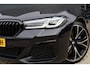 BMW 5-Serie Touring 530e M-Sport LCI | Carbonschwarz | 20 Inch | Laser Light | Live Cockpit Prof. | Leer | Stoelverwarming | Apple Carplay / Android Auto