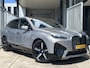 BMW iX xDrive40 High Executive 77 kWh | VOL! | PANORAMADAK | LEDER | HEAD-UP DISPLAY | HARMAN/KARDON | 360 CAMERA | ADAPTIVE CRUISE CONTROL | LMV 21" | CARPLAY/ANDROID | ELKTR. MEMORY STOELEN | NAVI | STOEL/STUURVERWARMING & VERKOELING | ACHTERBANK VERWARMD