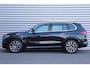 BMW X5 XDRIVE45E 394PK HIGH EXECUTIVE M-SPORT AUTOMAAT / NAVI / LEDER / FULL-LED / CLIMA / 20" LMV / KEYLESS / 360 CAMERA / PANO. DAK / LUCHTVERING / ORG. NL. / ADAPT. CRUISECONTROL / WINTERPAKKET / UNIEK / 1E EIGENAAR / NIEUWSTAAT !!