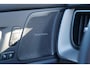 Volvo XC60 T6 Plug-in hybrid AWD Ultra Black Edition Long Range | Luchtvering | Trekhaak | HUD | Panoramisch schuif/kanteldak | Stoel en stuurwielverwarming | 21 inch | Harman Kardon | Adaptieve cruise control |