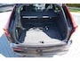 Volvo XC60 T6 Plug-in hybrid AWD Ultra Black Edition Long Range | Luchtvering | Trekhaak | HUD | Panoramisch schuif/kanteldak | Stoel en stuurwielverwarming | 21 inch | Harman Kardon | Adaptieve cruise control |