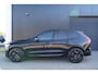 Volvo XC60 T6 Plug-in hybrid AWD Ultra Black Edition Long Range | Luchtvering | Trekhaak | HUD | Panoramisch schuif/kanteldak | Stoel en stuurwielverwarming | 21 inch | Harman Kardon | Adaptieve cruise control |