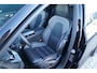 Volvo XC60 T6 Plug-in hybrid AWD Ultra Black Edition Long Range | Luchtvering | Trekhaak | HUD | Panoramisch schuif/kanteldak | Stoel en stuurwielverwarming | 21 inch | Harman Kardon | Adaptieve cruise control |