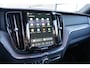 Volvo XC60 T6 Plug-in hybrid AWD Ultra Black Edition Long Range | Luchtvering | Trekhaak | HUD | Panoramisch schuif/kanteldak | Stoel en stuurwielverwarming | 21 inch | Harman Kardon | Adaptieve cruise control |