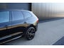 Volvo XC60 T6 Plug-in hybrid AWD Ultra Black Edition Long Range | Luchtvering | Trekhaak | HUD | Panoramisch schuif/kanteldak | Stoel en stuurwielverwarming | 21 inch | Harman Kardon | Adaptieve cruise control |