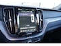 Volvo XC60 T6 Plug-in hybrid AWD Ultra Black Edition Long Range | Luchtvering | Trekhaak | HUD | Panoramisch schuif/kanteldak | Stoel en stuurwielverwarming | 21 inch | Harman Kardon | Adaptieve cruise control |