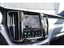 Volvo XC60 T6 Plug-in hybrid AWD Ultra Black Edition Long Range | Luchtvering | Trekhaak | HUD | Panoramisch schuif/kanteldak | Stoel en stuurwielverwarming | 21 inch | Harman Kardon | Adaptieve cruise control |