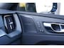 Volvo XC60 T6 Plug-in hybrid AWD Ultra Black Edition Long Range | Luchtvering | Trekhaak | HUD | Panoramisch schuif/kanteldak | Stoel en stuurwielverwarming | 21 inch | Harman Kardon | Adaptieve cruise control |