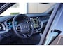 Volvo XC60 T6 Plug-in hybrid AWD Ultra Black Edition Long Range | Luchtvering | Trekhaak | HUD | Panoramisch schuif/kanteldak | Stoel en stuurwielverwarming | 21 inch | Harman Kardon | Adaptieve cruise control |