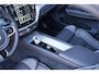 Volvo XC60 T6 Plug-in hybrid AWD Ultra Black Edition Long Range | Luchtvering | Trekhaak | HUD | Panoramisch schuif/kanteldak | Stoel en stuurwielverwarming | 21 inch | Harman Kardon | Adaptieve cruise control |