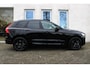 Volvo XC60 T6 Plug-in hybrid AWD Ultra Black Edition | Head-up display | Adaptive Cruise & Pilot Assist | Panoramisch Schuif-/Kanteldak | 360-Camera | Harman Kardon Premium Audio | Draadloze Telefoonlader | Premium audio by Harman Kardon | Verwarmbare voorstoelen | Vewarmbaar stuurwiel | Verwarmbare achterbank | Elektrische achterklep | Keyless entry | Elek. bed. voorstoelen met geheugen |