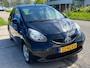 Toyota Aygo 1.0-12V + 5-Drs Airco Electric pakket Audio/CD EBD Colorpakket 2 x Airbag Dealeronderhoud Nieuwe Apk!