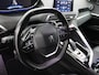 Peugeot 3008 1.2 PureTech Blue Lease Premium Avantage Apple Carplay/Android Auto, Achteruitrijcamera, Cruise control, Bluetooth, Parkeersensor voor en achter, Regensensor, Rijstrooksensor, stuur multifunctioneel Stap in comfort en stijl met deze Peugeot 3008 1.2 PureTech Blue Lease Premium Avantage uit 2020 met automaat. Deze moderne SUV combineert een krachtige en zuinige benzinemotor met een soepel